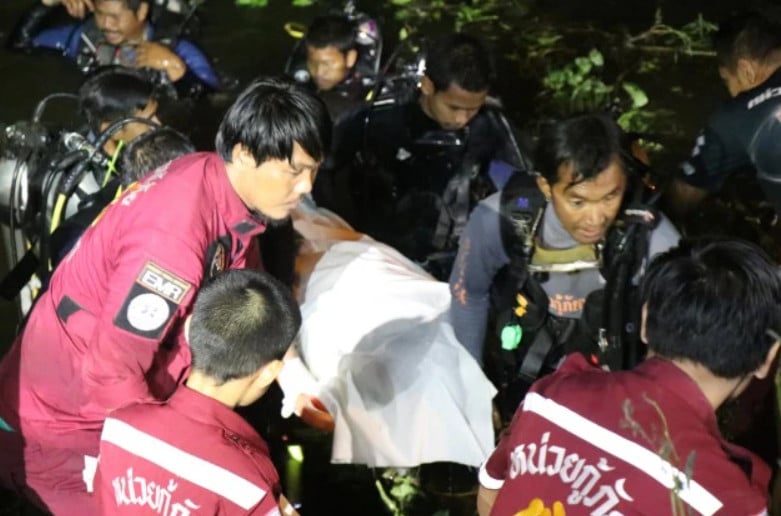 ดับคารถ! หนุ่มซิ่งเก๋งแหกโค้ง พุ่งตกคลองจมมิดคัน – แฟนสาวหนีมาได้หวุดหวิด
