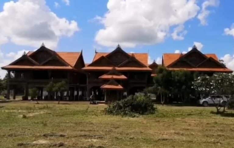 อลังการ! ยกบ้านเรือนไทยมูลค่าร้อยล้านทำศูนย์พักคอยคนกลุ่มเสี่ยง/คนติดเชื้อ