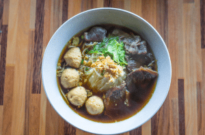 ตลาดก๋วยเตี๋ยวเรือไทยเติบโตแรง แบรนด์ใหญ่สร้างรายได้หลายร้อยล้าน ธุรกิจแฟรนไชส์บูมรับดีมานด์ผู้บริโภค