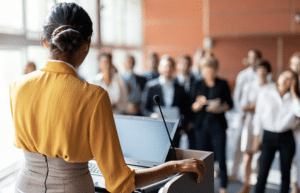 ผู้เชี่ยวชาญเผย 5 วิธีดึงดูดความสนใจของผู้ฟังแม้ใจสั่น นักประมูลระดับโลกแชร์เคล็ดลับเอาชนะความกลัวบนเวที