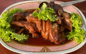 “ประนอม ขาหมูไร้มัน” ร้านดังปากพลี ปลุกชีพขาหมูไร้มันคู่ตำถั่วฝักยาว เสิร์ฟความอร่อยสไตล์โบราณมาแสนนาน