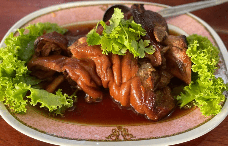 “ประนอม ขาหมูไร้มัน” ร้านดังปากพลี ปลุกชีพขาหมูไร้มันคู่ตำถั่วฝักยาว เสิร์ฟความอร่อยสไตล์โบราณมาแสนนาน