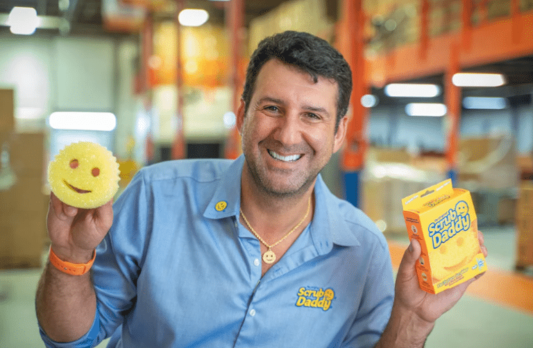 “Scrub Daddy” ฟองน้ำหน้ายิ้มที่เคยถูกทิ้ง กลายเป็นธุรกิจพันล้านบาท เพราะคำสั่งจากภรรยา