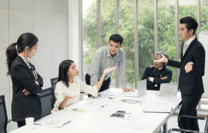 สงครามภายในองค์กรที่ทำลายธุรกิจ : เมื่อฝ่าย Sales และ Marketing กลายเป็นศัตรูกัน