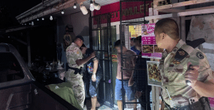 บุกทลายบ่อนไฮโลใกล้สถานีตำรวจ ควบคุมตัวนักพนันพร้อมเจ้าของบ้าน 14 ราย