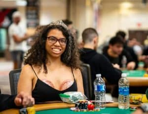 เธอปั๊มนมข้างโต๊ะ Main Event WSOP แล้วสิ่งที่เกิดขึ้นทำให้นักเล่นโป๊กเกอร์ทั้งโต๊ะต้องเงียบฟัง